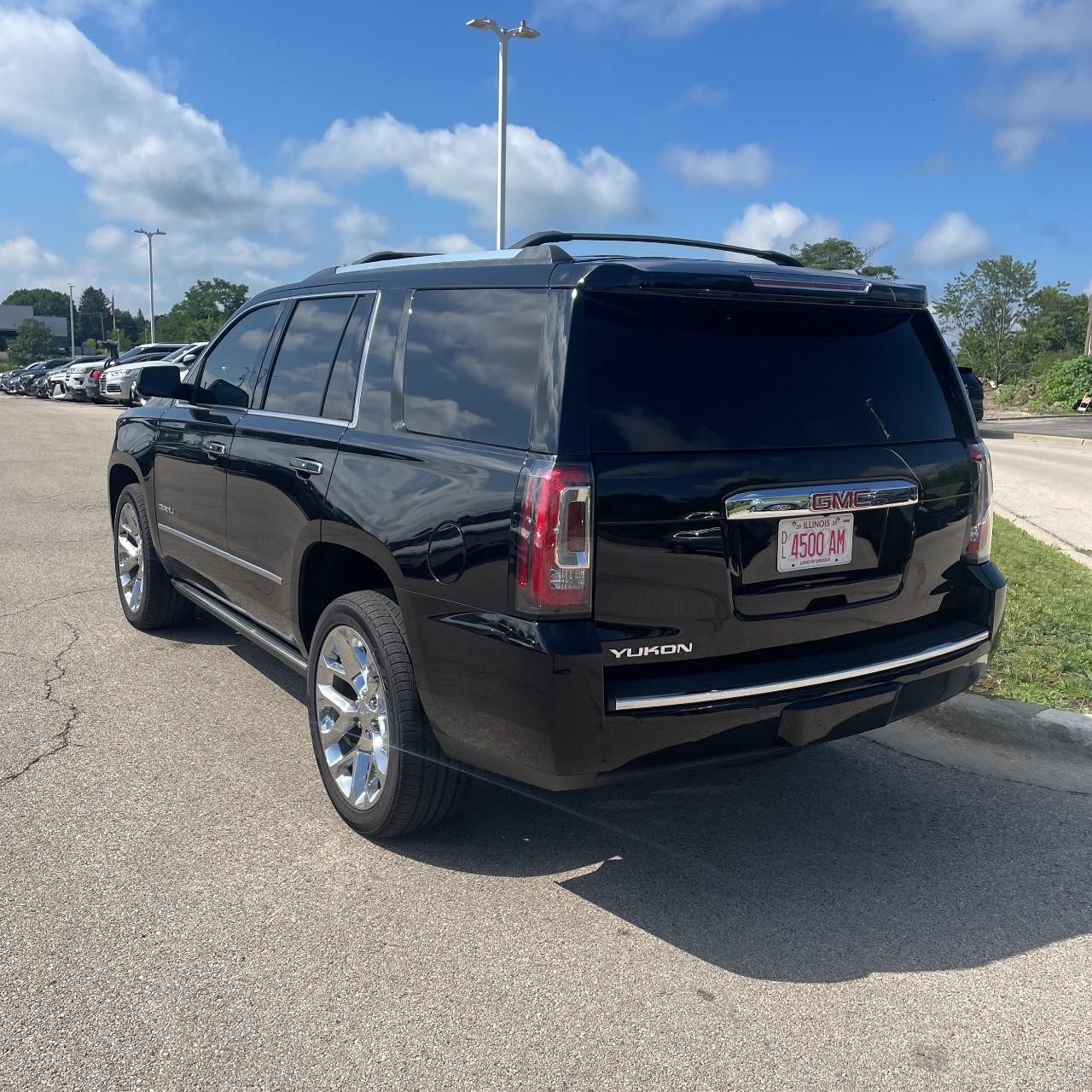 GMC Yukon Vehicle Full-screen Gallery Image 3