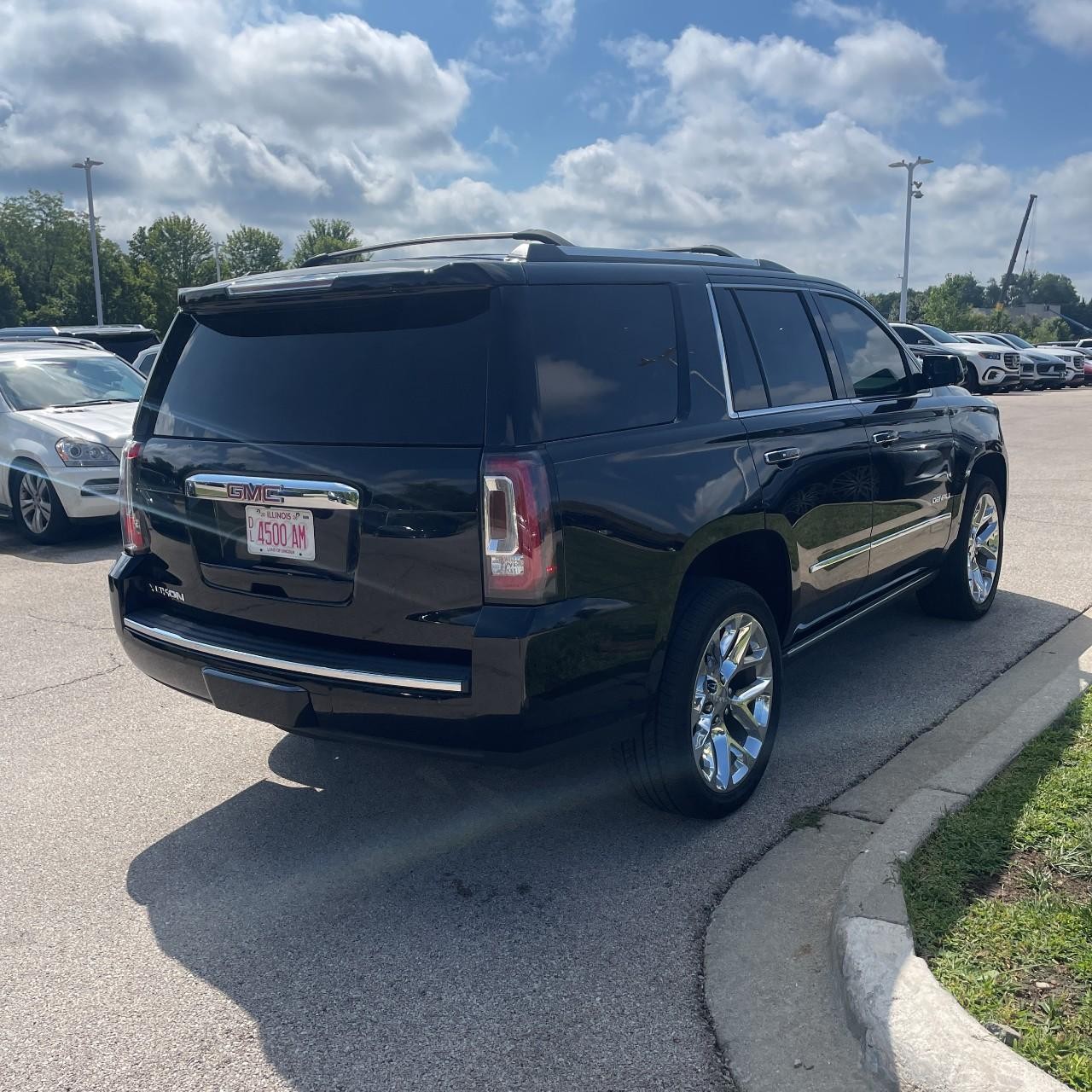 GMC Yukon Vehicle Full-screen Gallery Image 4