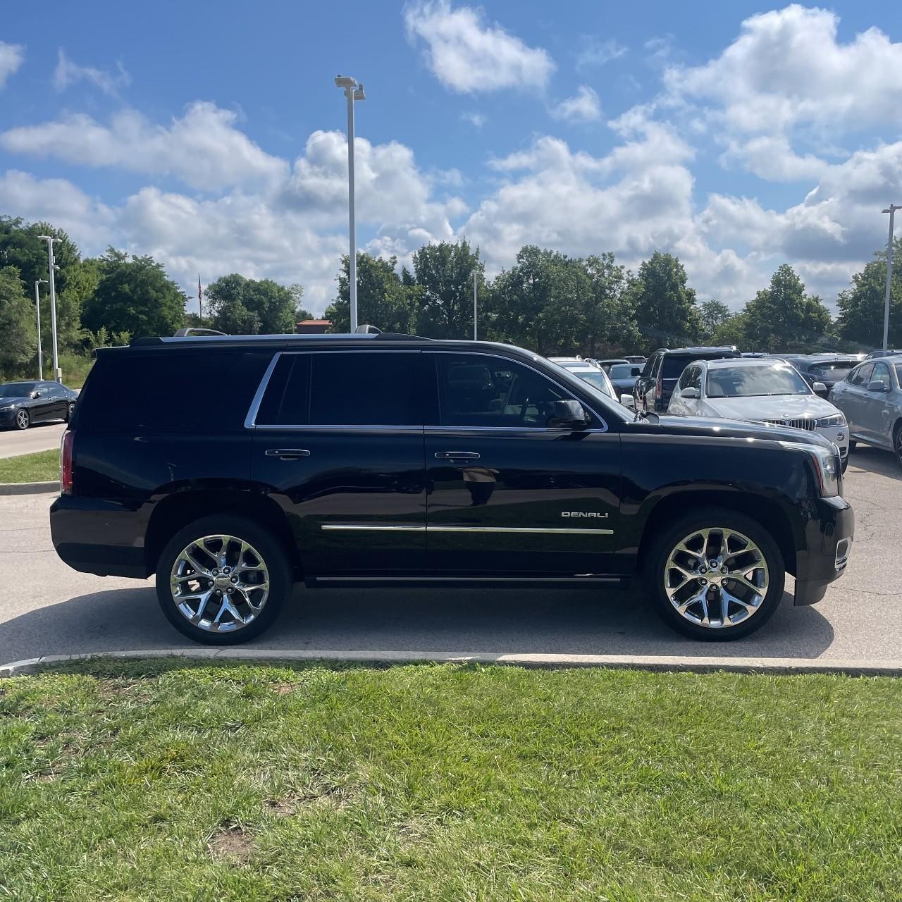 GMC Yukon Vehicle Full-screen Gallery Image 5