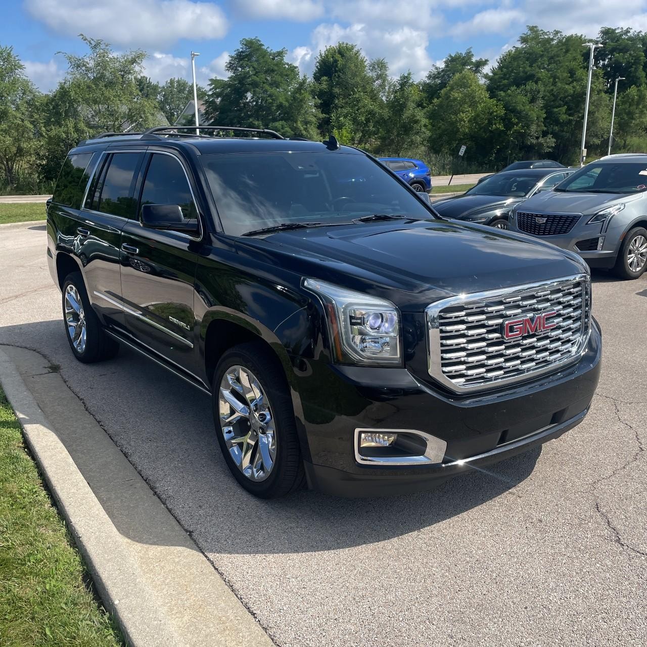 GMC Yukon Vehicle Full-screen Gallery Image 6