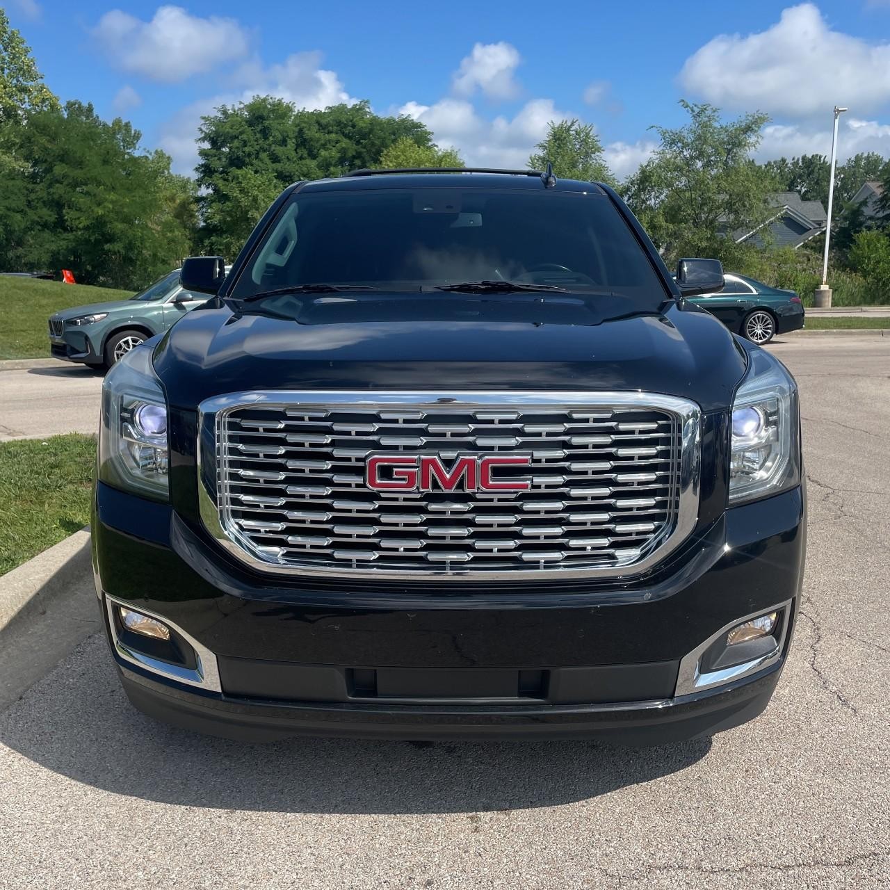 GMC Yukon Vehicle Full-screen Gallery Image 7