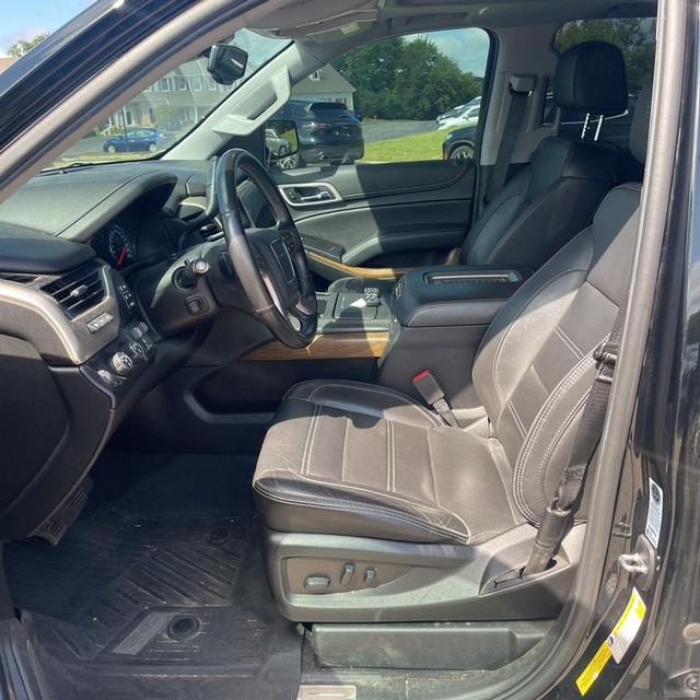 GMC Yukon Vehicle Full-screen Gallery Image 8