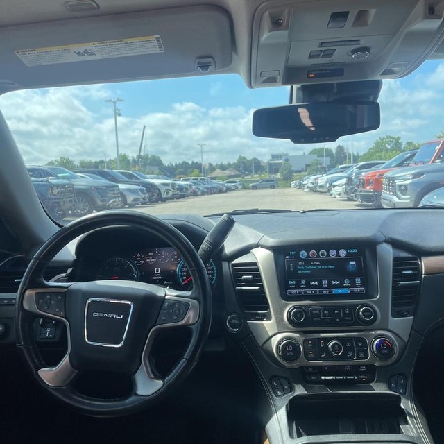 GMC Yukon Vehicle Full-screen Gallery Image 9