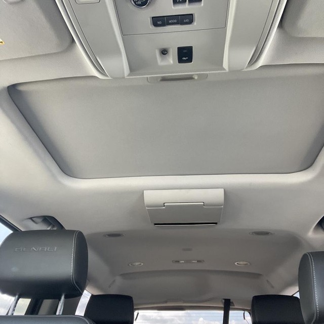 GMC Yukon Vehicle Full-screen Gallery Image 14
