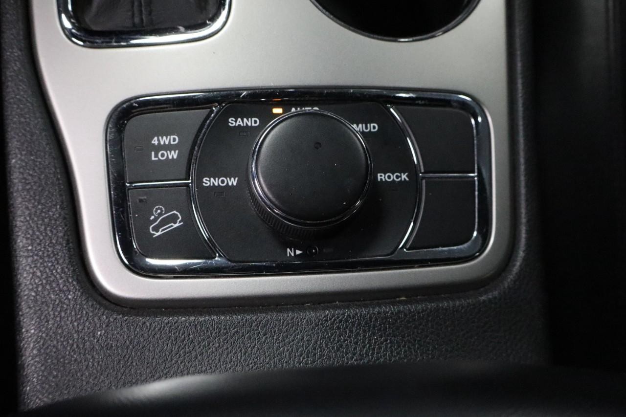 Jeep Grand Cherokee Vehicle Full-screen Gallery Image 23