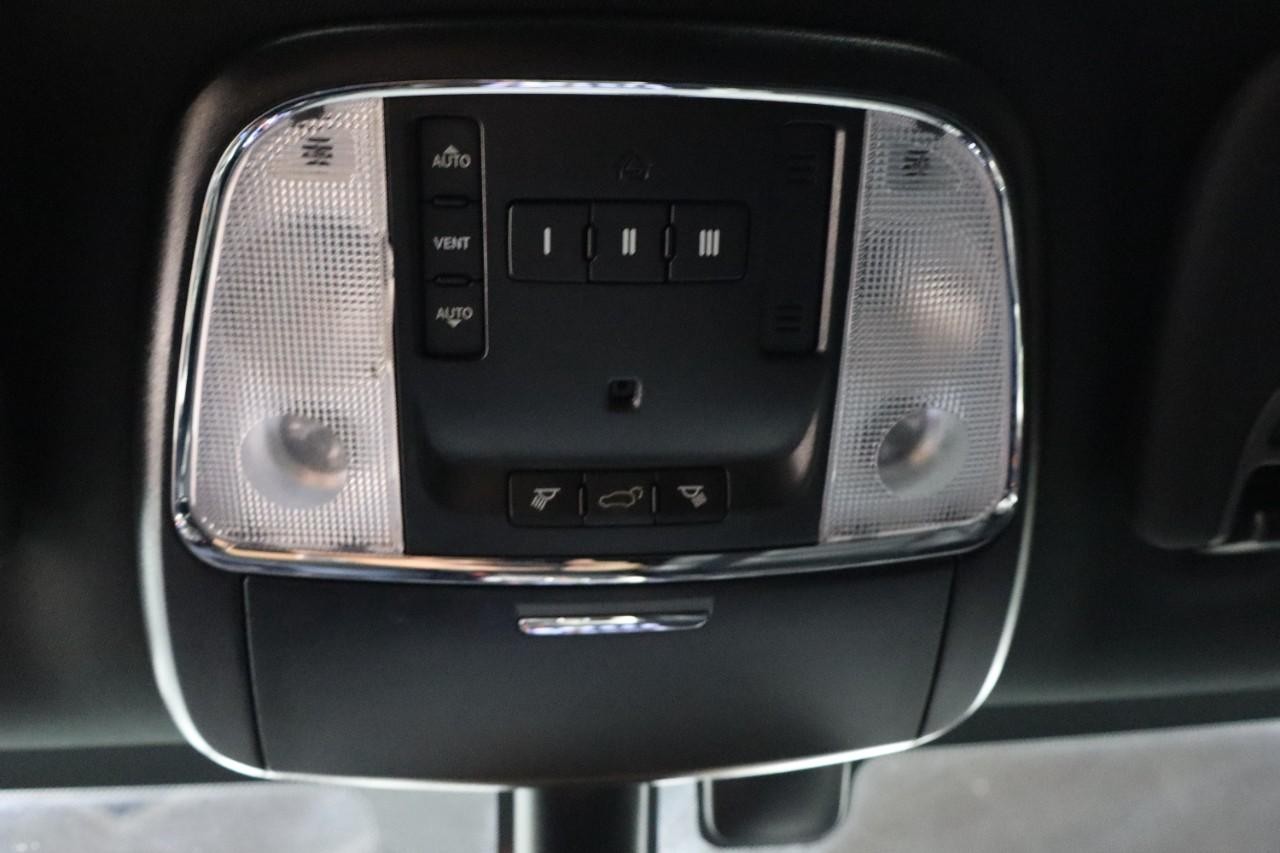 Jeep Grand Cherokee Vehicle Full-screen Gallery Image 24