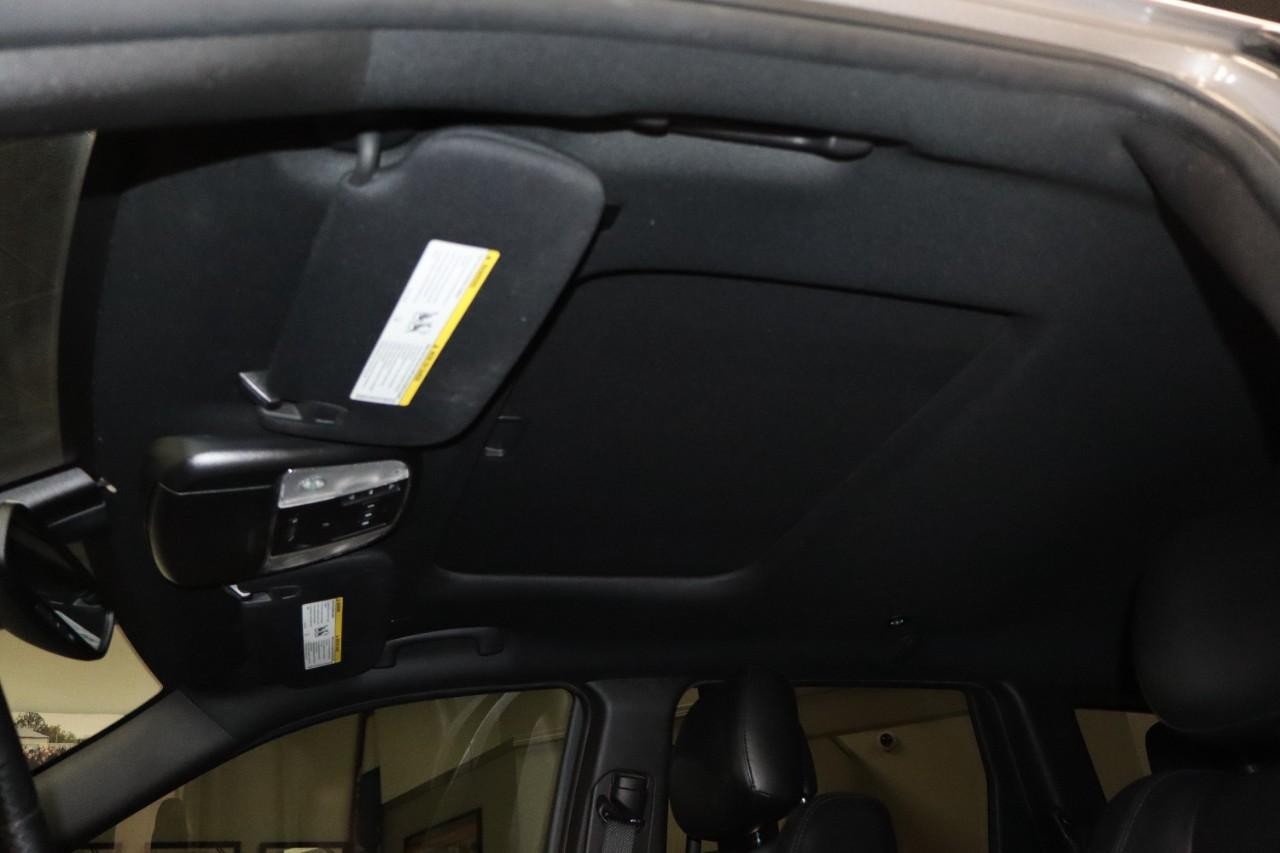 Jeep Grand Cherokee Vehicle Full-screen Gallery Image 25