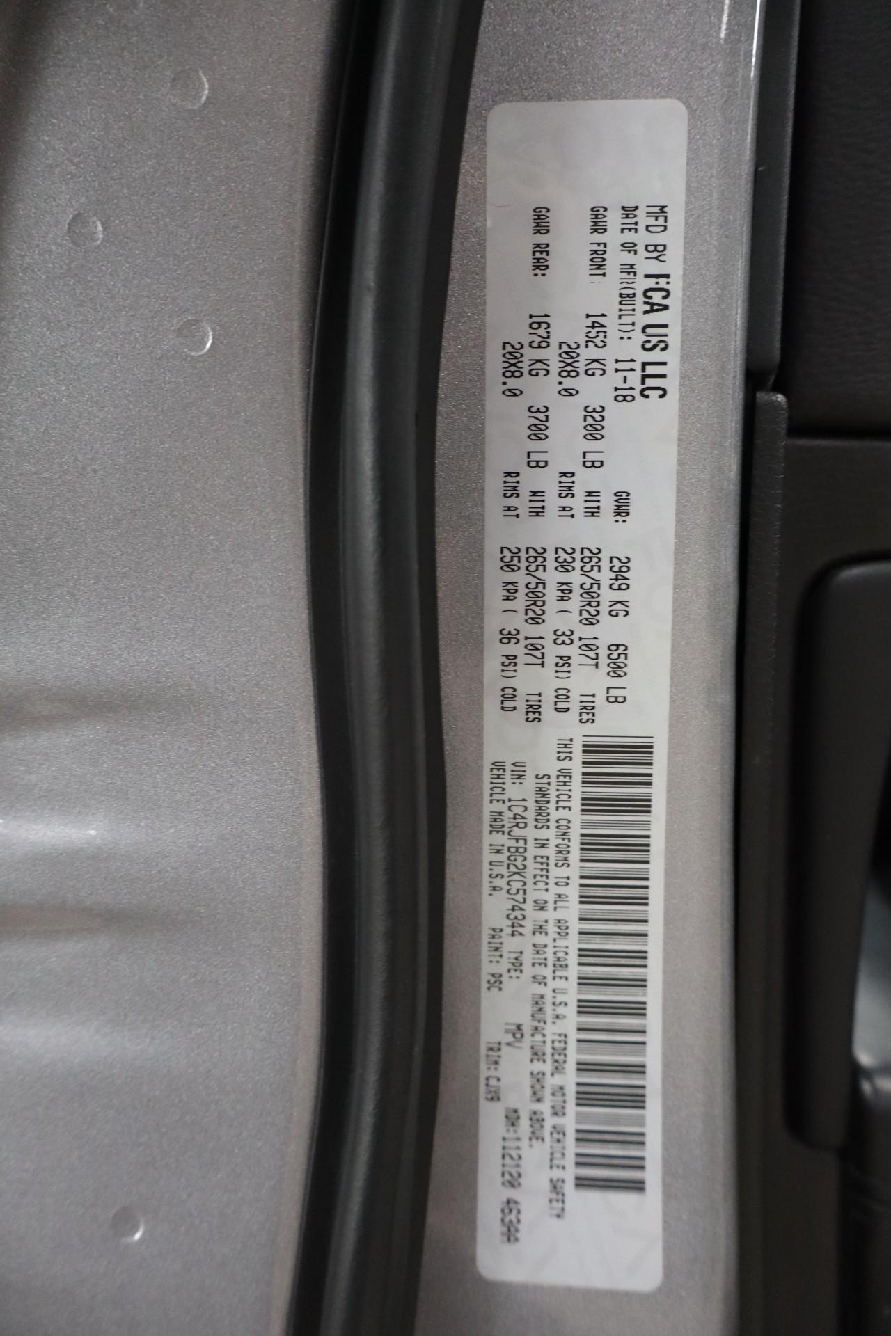Jeep Grand Cherokee Vehicle Full-screen Gallery Image 34