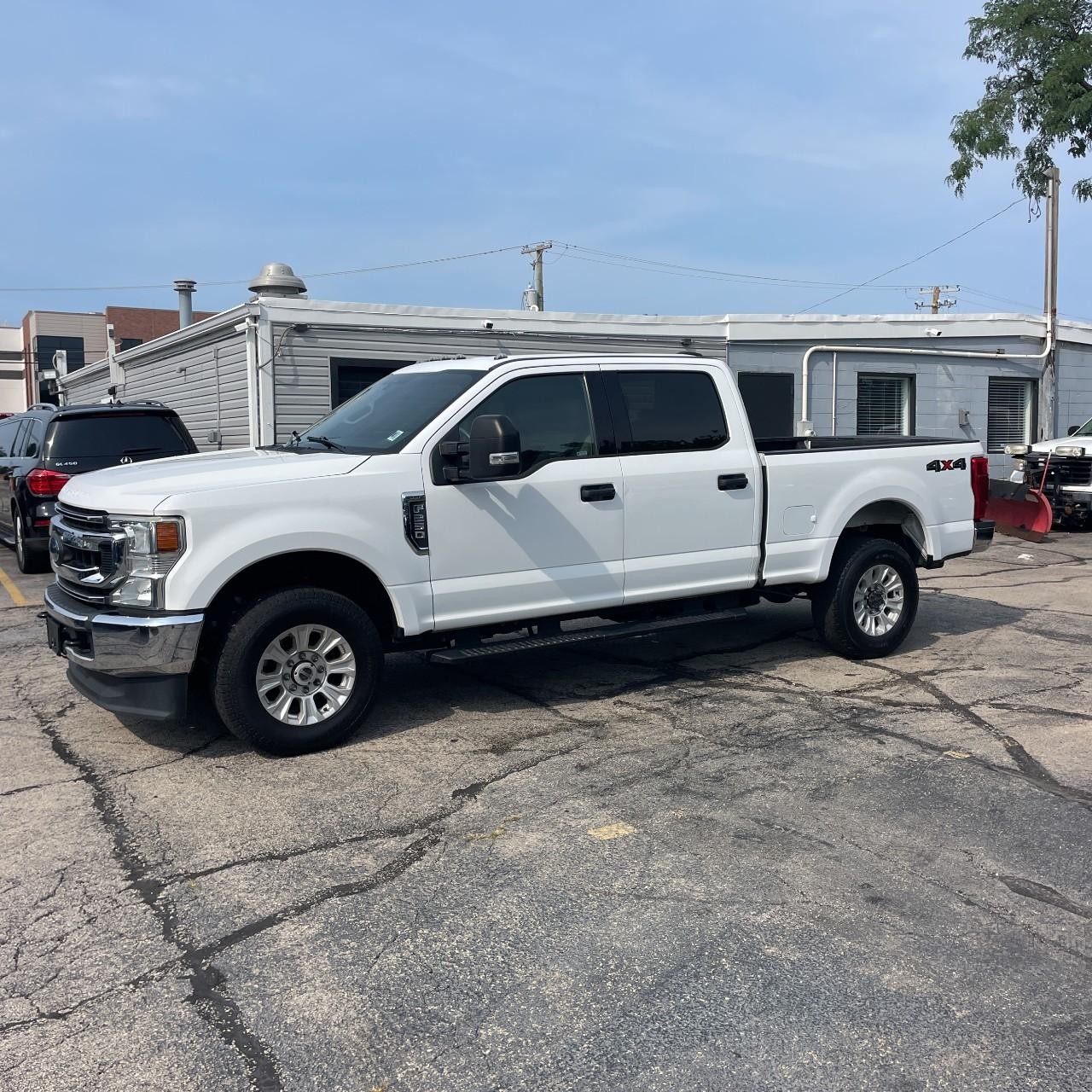 Ford Super Duty F-250 SRW Vehicle Full-screen Gallery Image 2