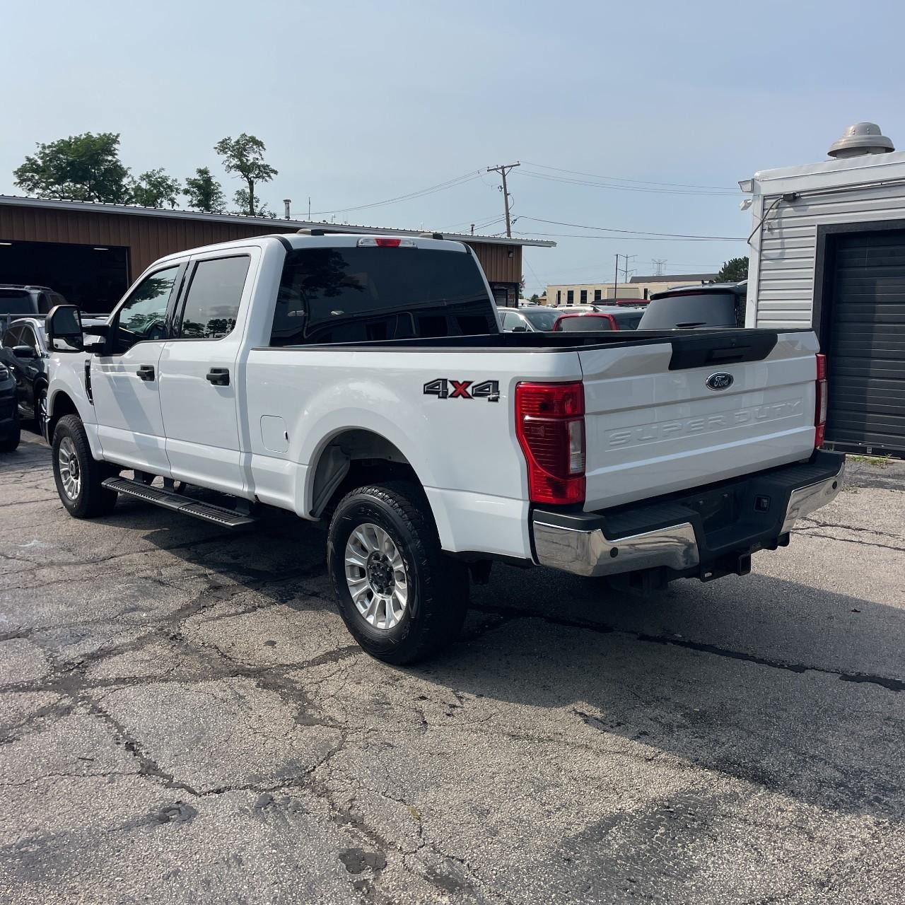 Ford Super Duty F-250 SRW Vehicle Full-screen Gallery Image 3