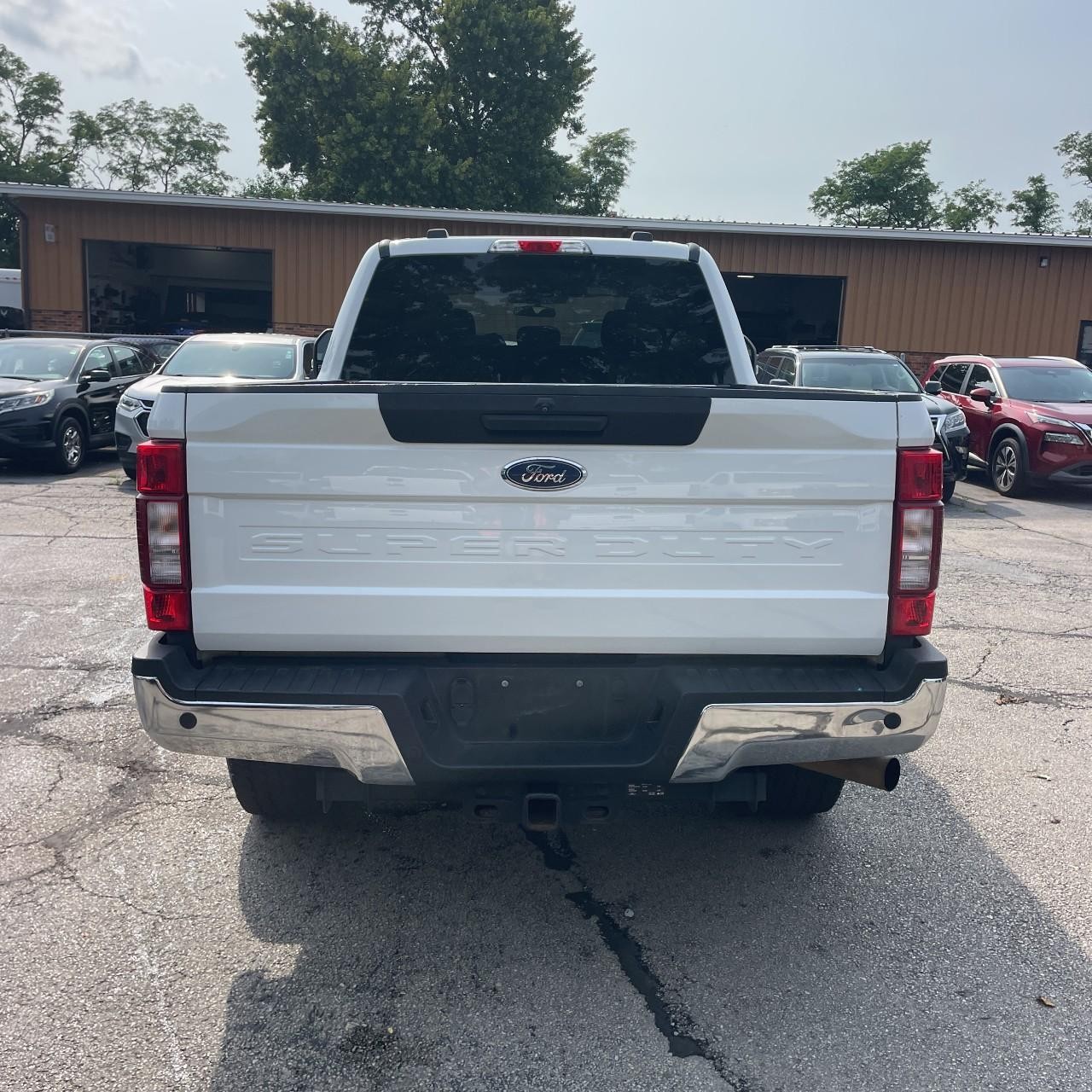 Ford Super Duty F-250 SRW Vehicle Full-screen Gallery Image 4