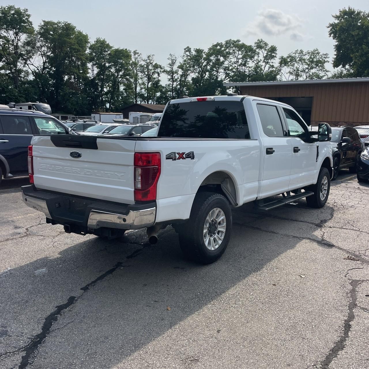 Ford Super Duty F-250 SRW Vehicle Full-screen Gallery Image 6