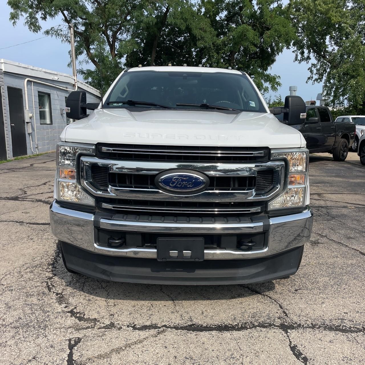 Ford Super Duty F-250 SRW Vehicle Full-screen Gallery Image 9