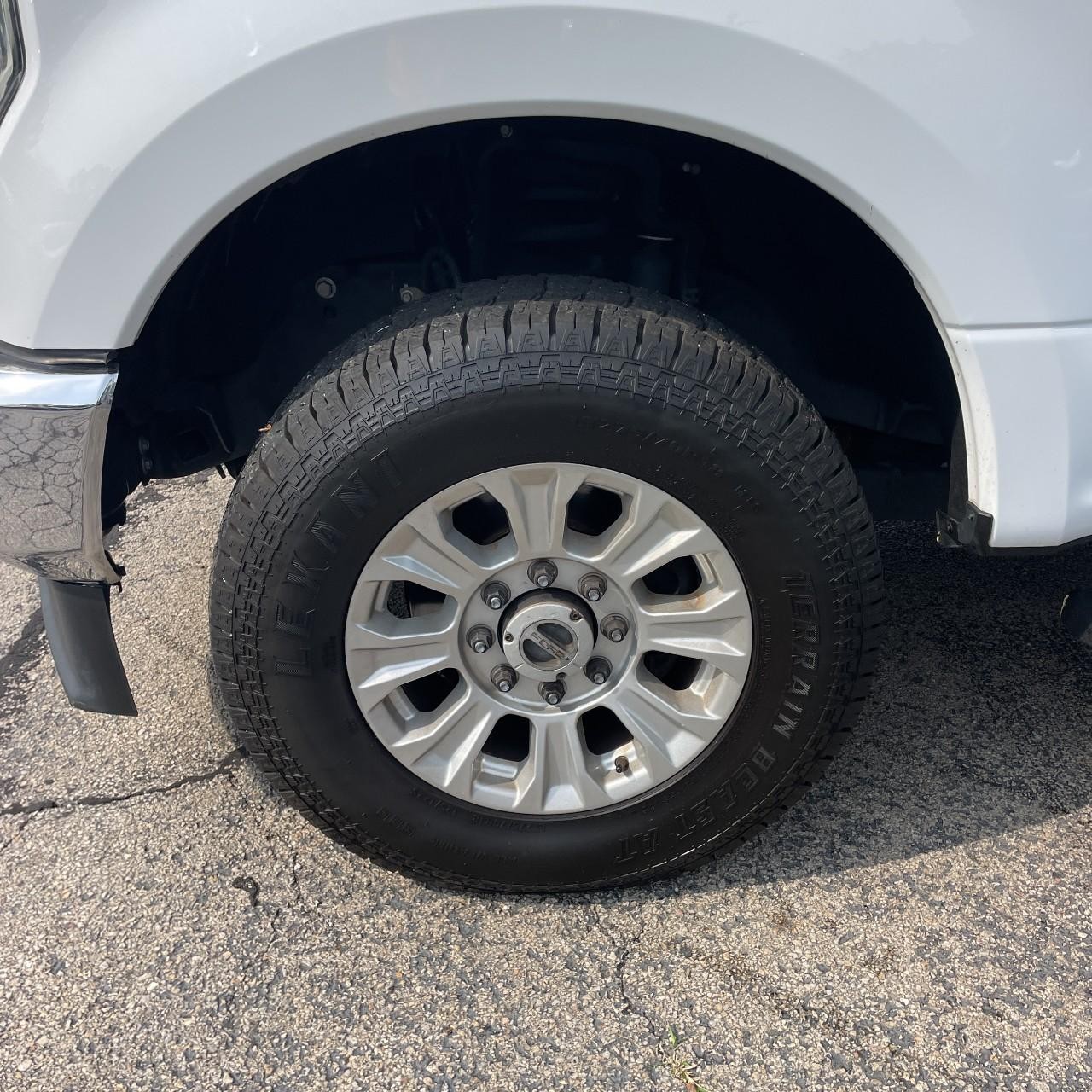 Ford Super Duty F-250 SRW Vehicle Full-screen Gallery Image 10