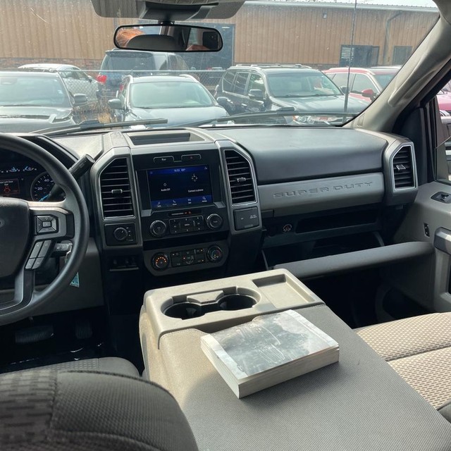 Ford Super Duty F-250 SRW Vehicle Full-screen Gallery Image 15