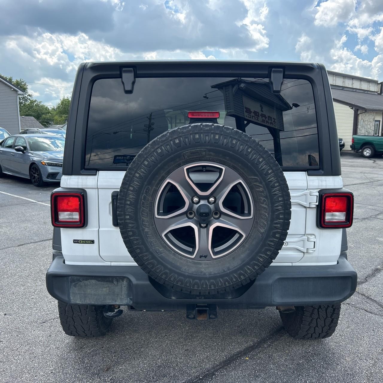 Jeep Wrangler Vehicle Full-screen Gallery Image 3