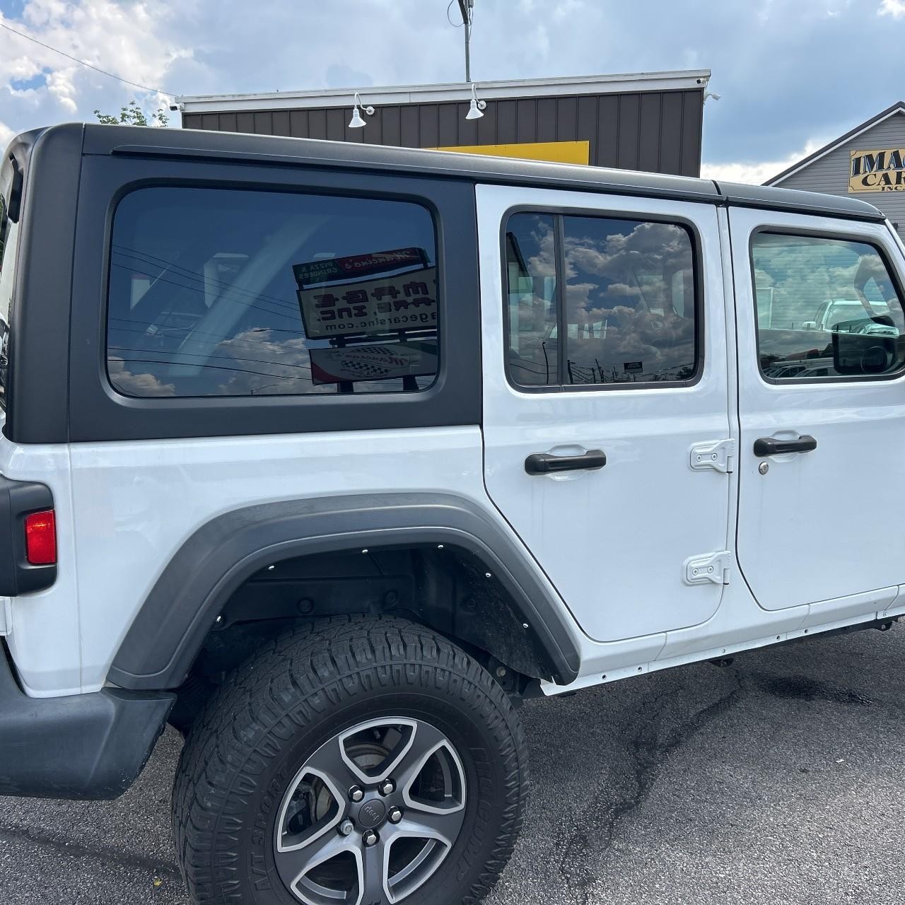 Jeep Wrangler Vehicle Full-screen Gallery Image 4