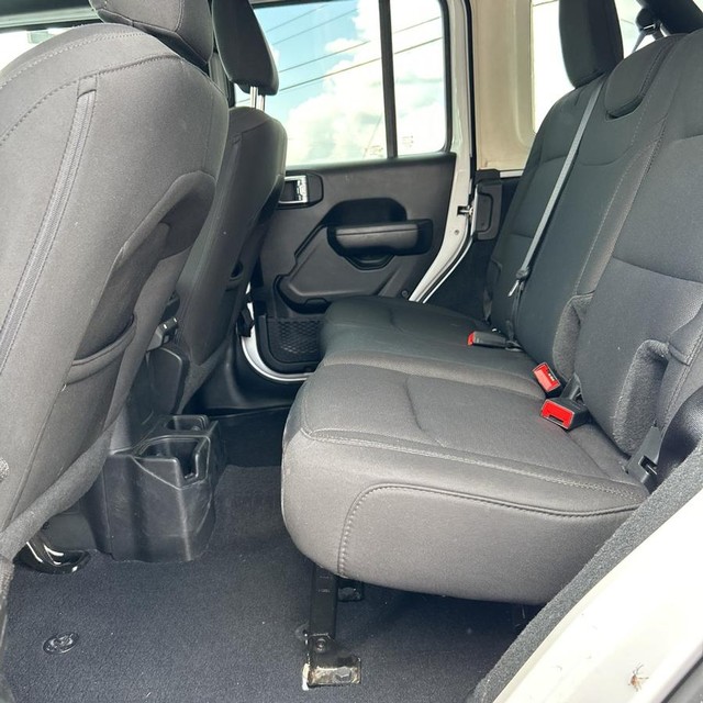 Jeep Wrangler Vehicle Full-screen Gallery Image 10