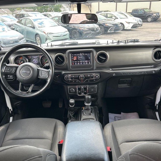 Jeep Wrangler Vehicle Full-screen Gallery Image 12