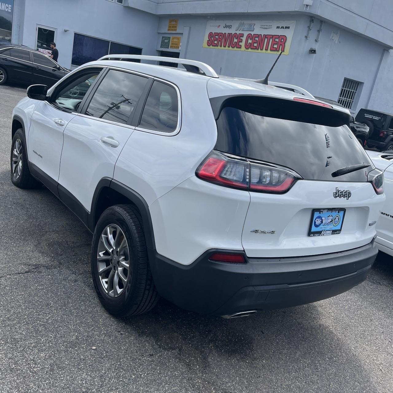Jeep Cherokee Vehicle Full-screen Gallery Image 2