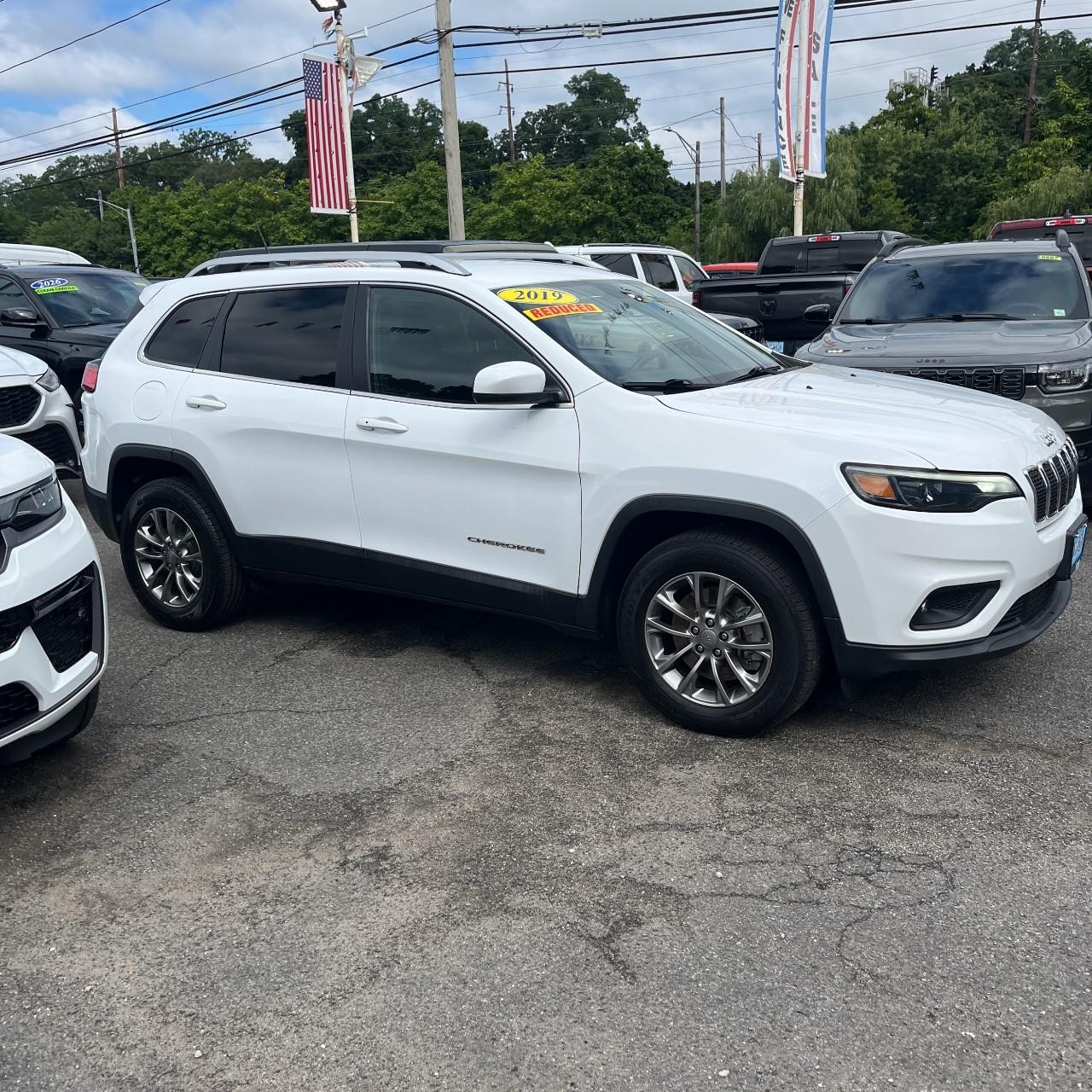 Jeep Cherokee Vehicle Full-screen Gallery Image 3