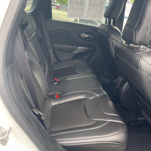 Jeep Cherokee Vehicle Full-screen Gallery Image 8