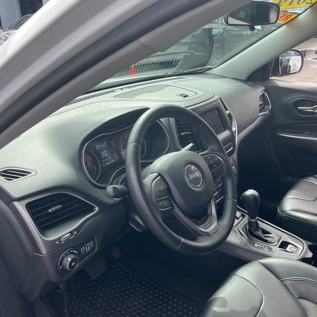 Jeep Cherokee Vehicle Full-screen Gallery Image 9