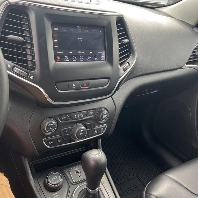 Jeep Cherokee Vehicle Full-screen Gallery Image 10
