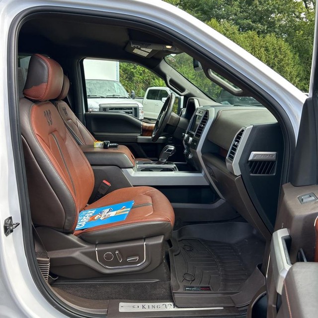 Ford F-150 Vehicle Full-screen Gallery Image 12