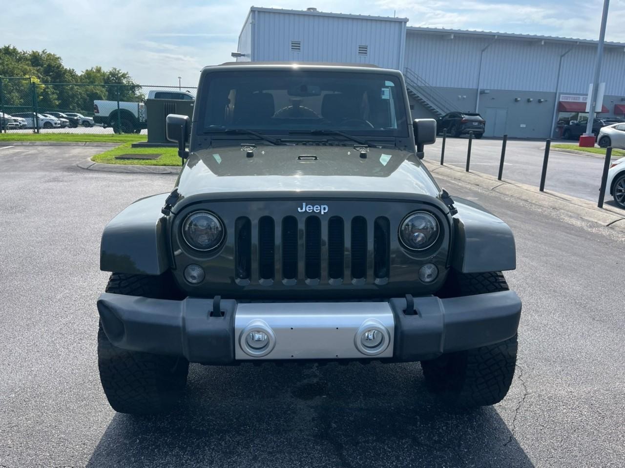 Jeep Wrangler Unlimited Vehicle Full-screen Gallery Image 2