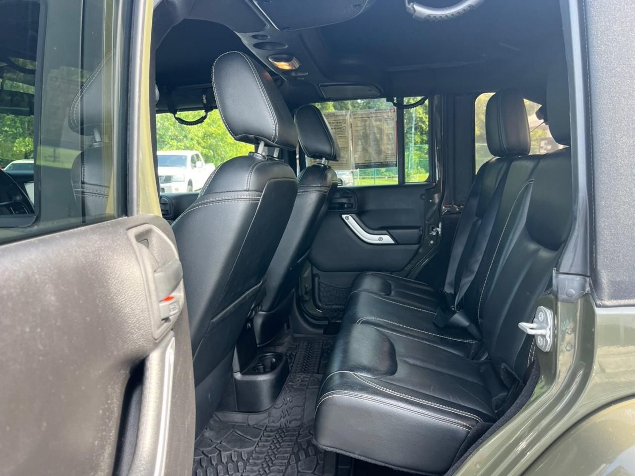 Jeep Wrangler Unlimited Vehicle Full-screen Gallery Image 10