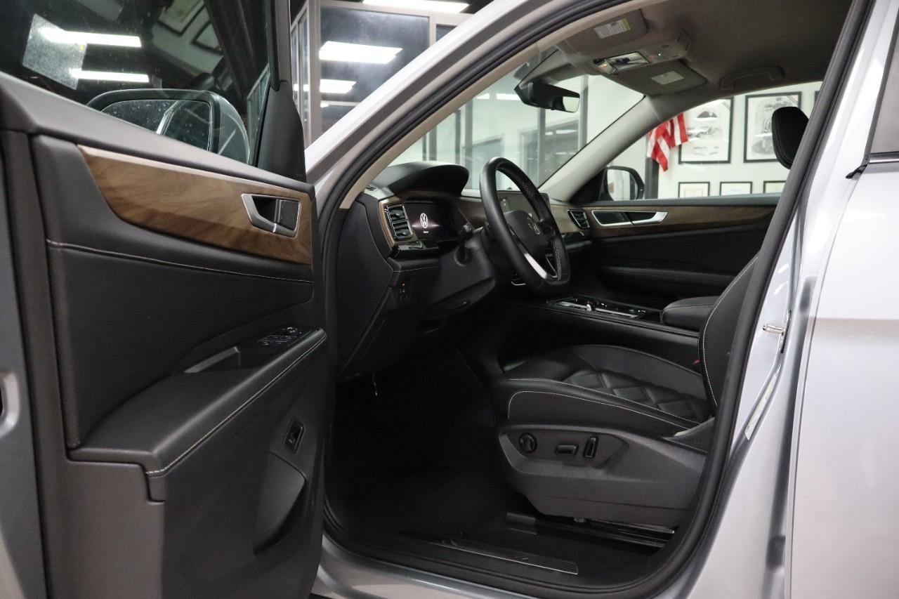 Volkswagen Atlas Vehicle Full-screen Gallery Image 9