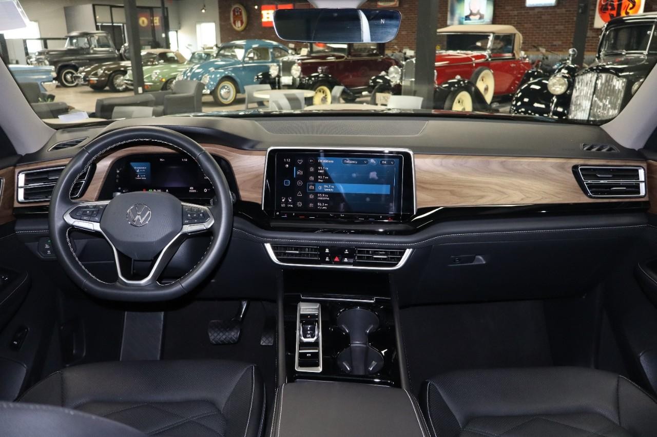 Volkswagen Atlas Vehicle Full-screen Gallery Image 14