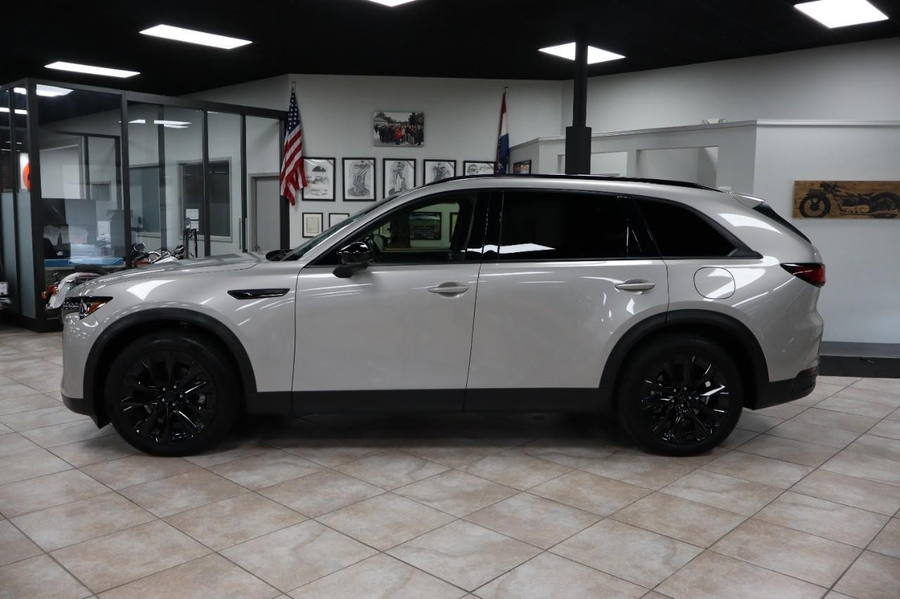 Mazda CX-90 Vehicle Full-screen Gallery Image 3
