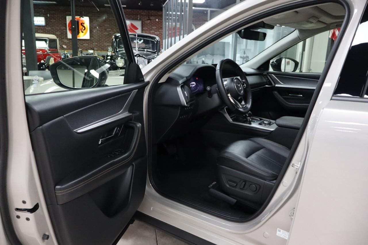 Mazda CX-90 Vehicle Full-screen Gallery Image 10