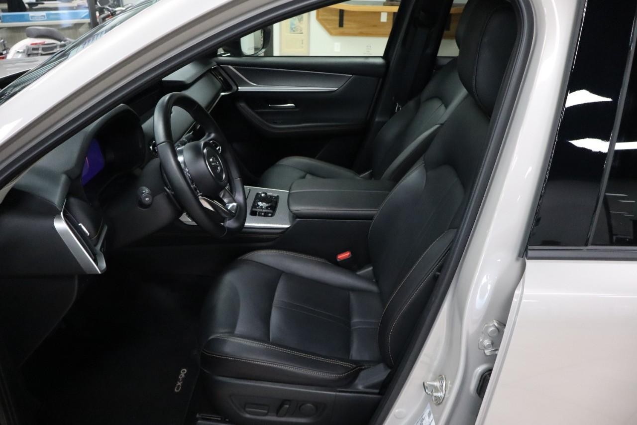 Mazda CX-90 Vehicle Full-screen Gallery Image 22
