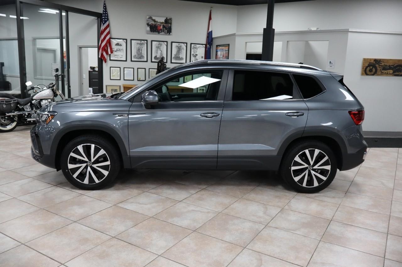 Volkswagen Taos Vehicle Full-screen Gallery Image 2