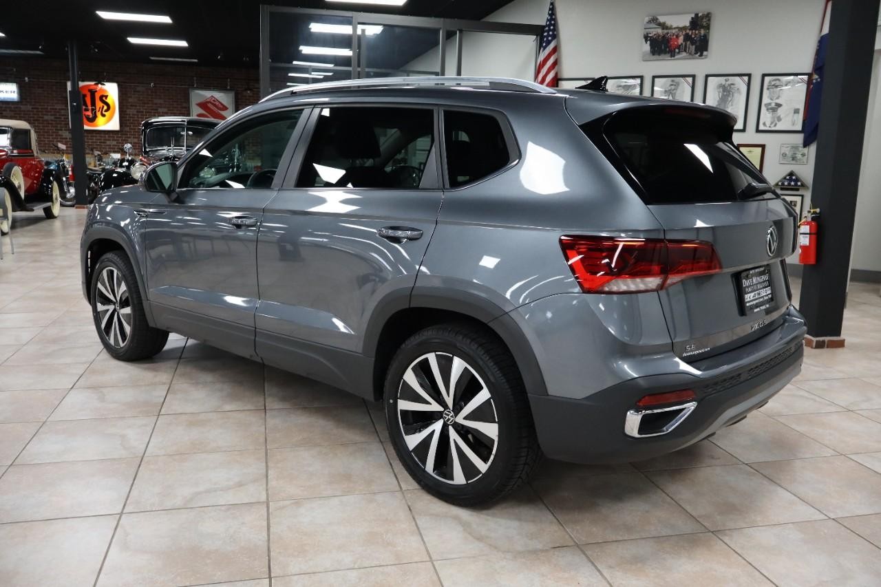 Volkswagen Taos Vehicle Full-screen Gallery Image 3