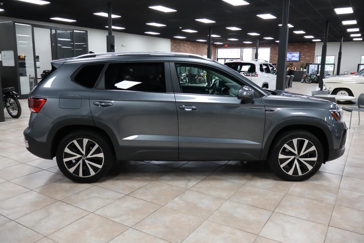 Volkswagen Taos Vehicle Full-screen Gallery Image 6