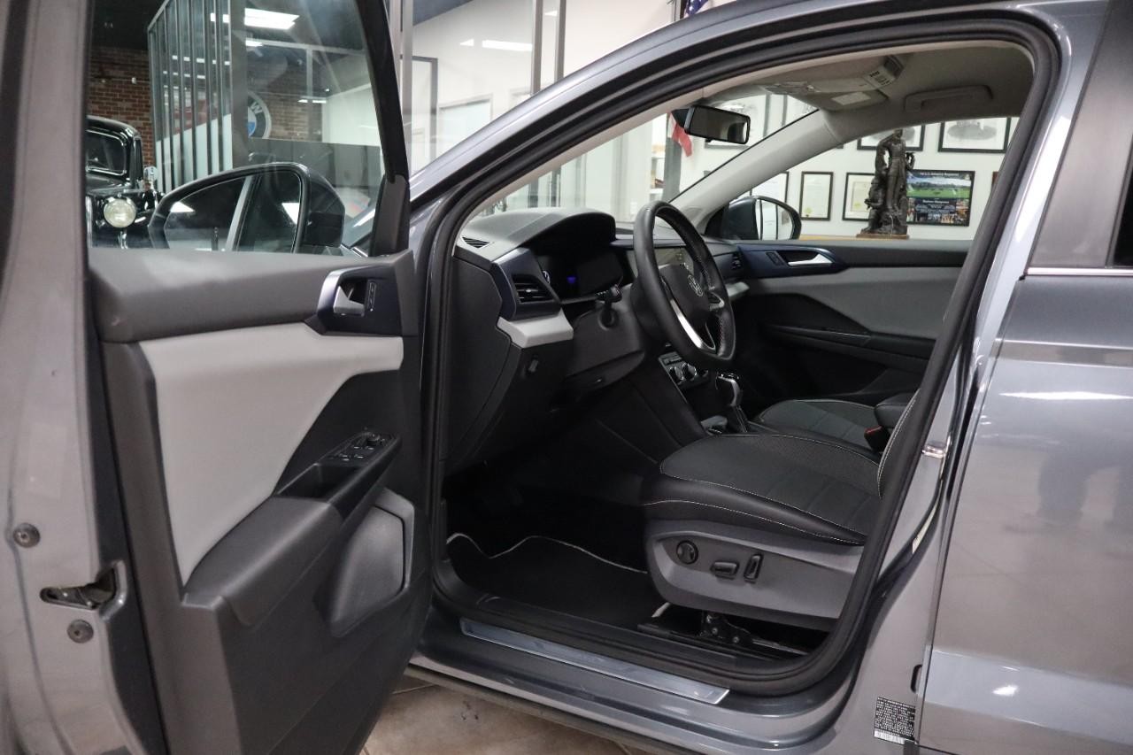 Volkswagen Taos Vehicle Full-screen Gallery Image 9