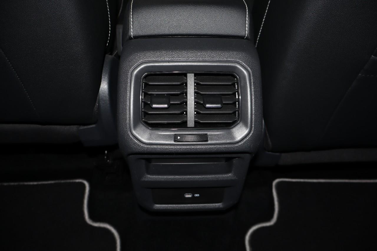 Volkswagen Taos Vehicle Full-screen Gallery Image 21