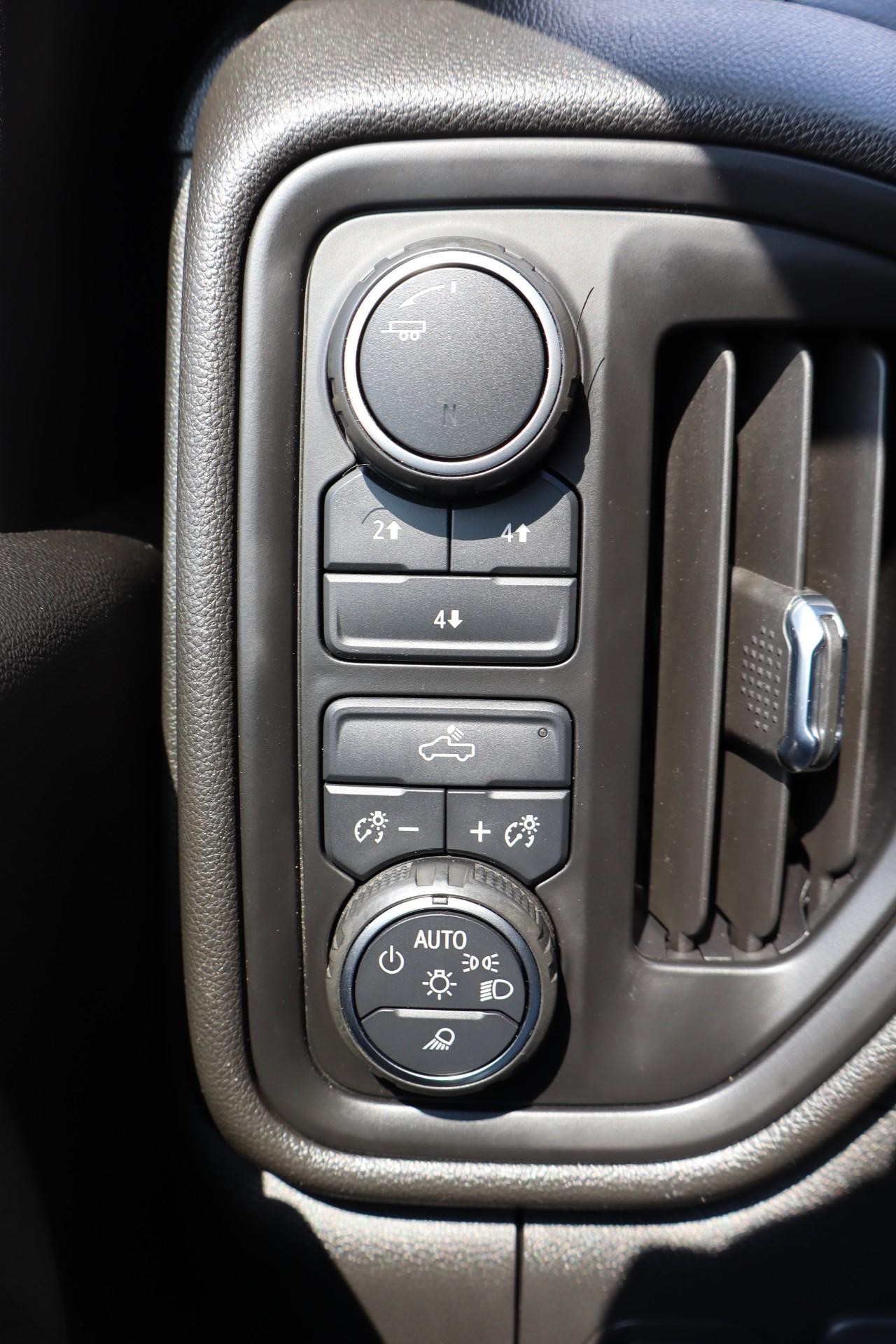 Chevrolet Silverado 3500HD Vehicle Full-screen Gallery Image 17
