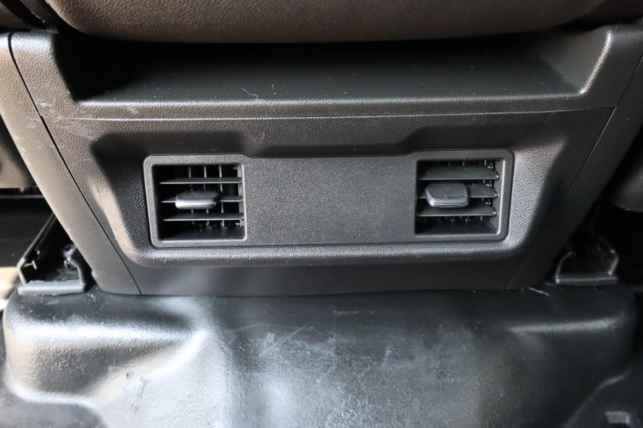 Chevrolet Silverado 3500HD Vehicle Full-screen Gallery Image 25