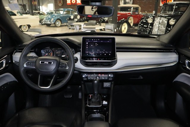 Jeep Compass Vehicle Full-screen Gallery Image 11