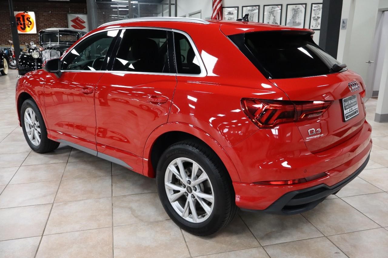 Audi Q3 Vehicle Full-screen Gallery Image 03