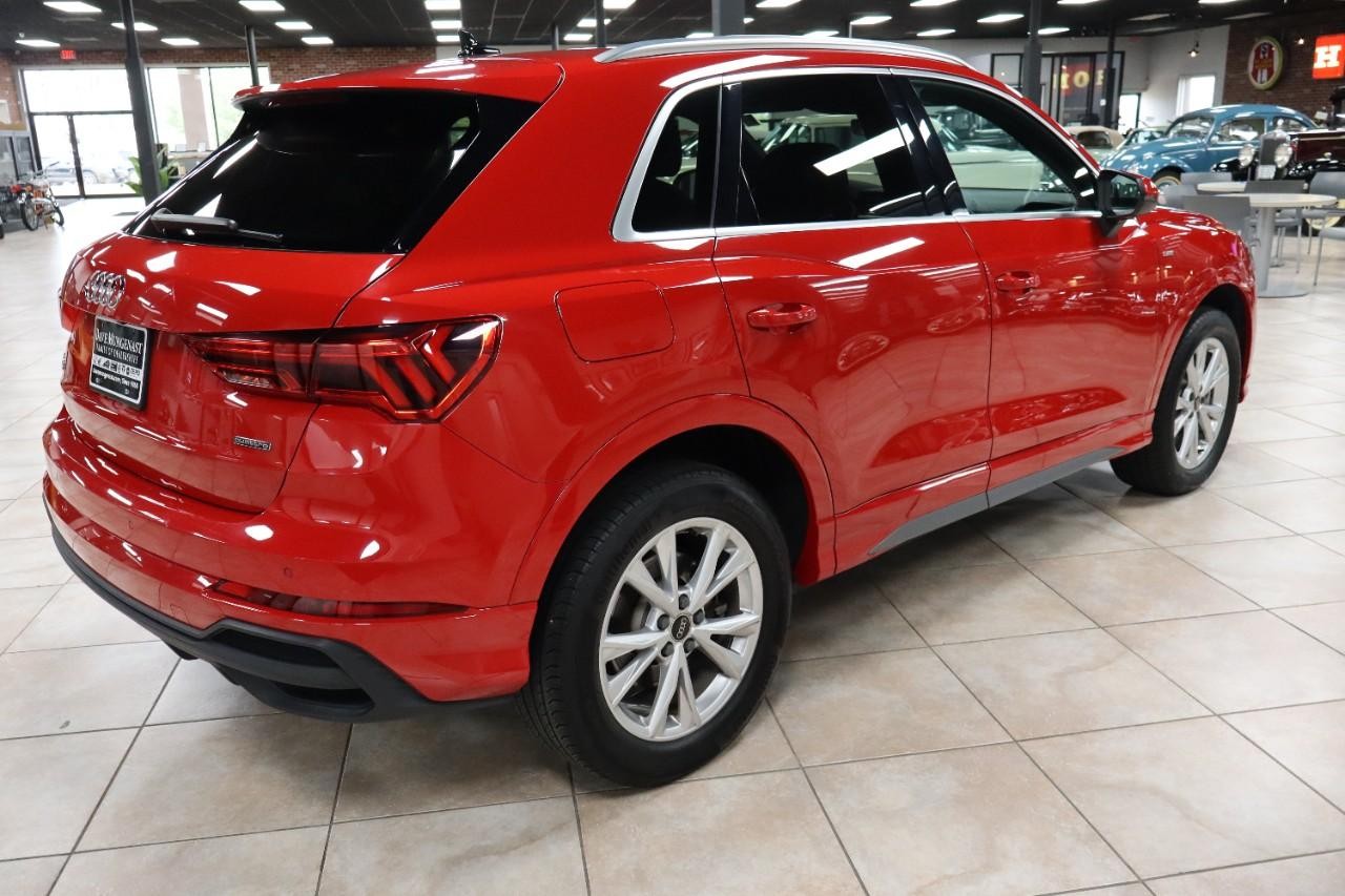 Audi Q3 Vehicle Full-screen Gallery Image 05