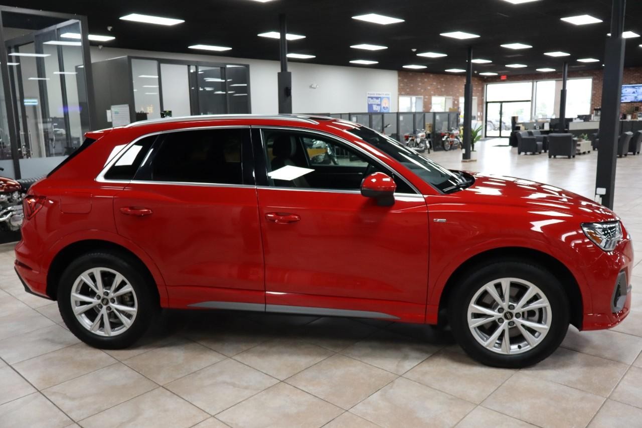 Audi Q3 Vehicle Full-screen Gallery Image 06