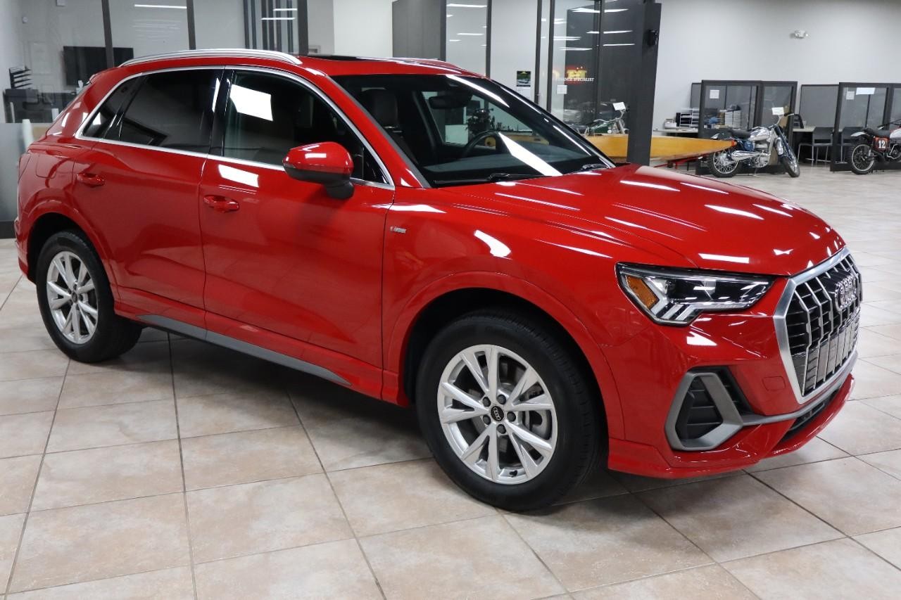 Audi Q3 Vehicle Full-screen Gallery Image 07