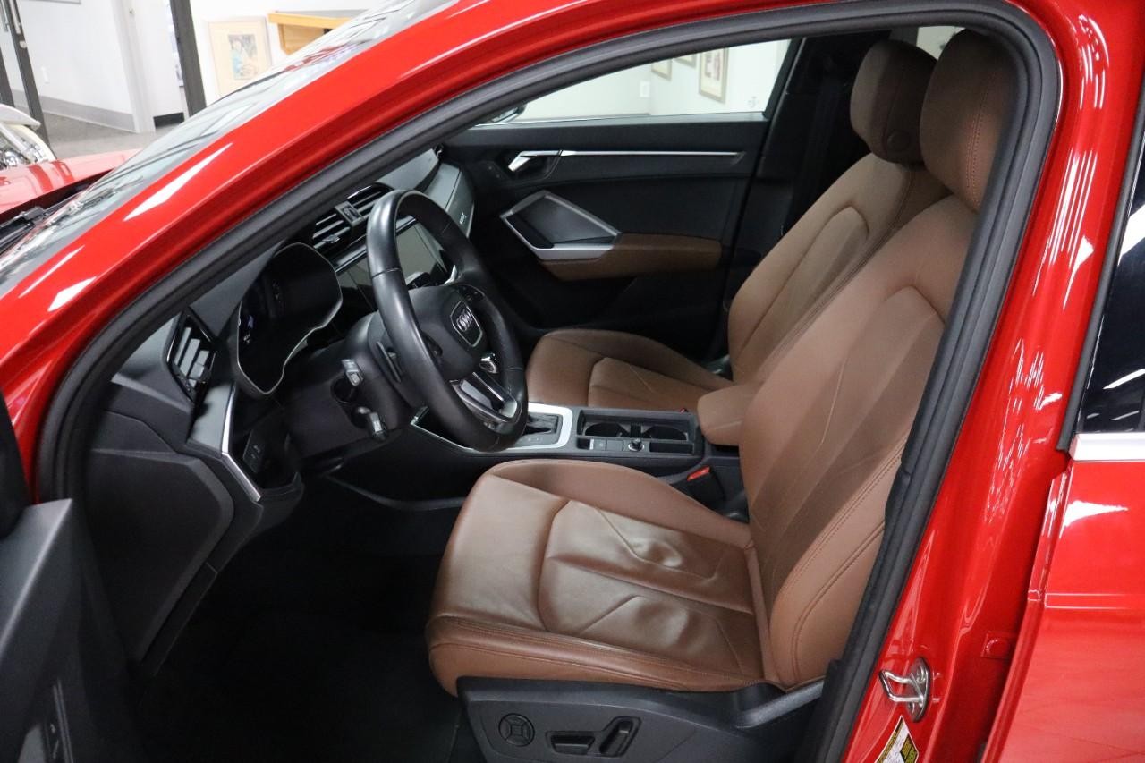 Audi Q3 Vehicle Full-screen Gallery Image 09