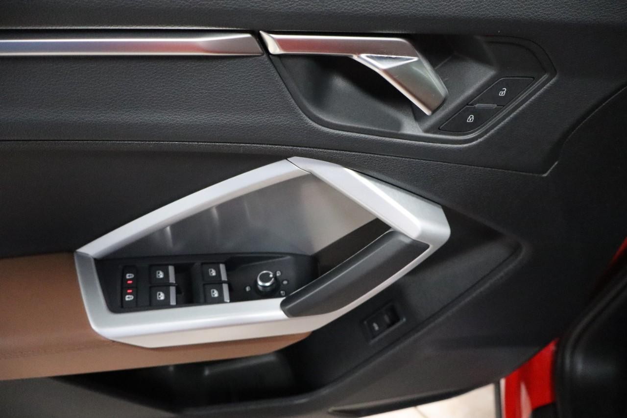 Audi Q3 Vehicle Full-screen Gallery Image 11